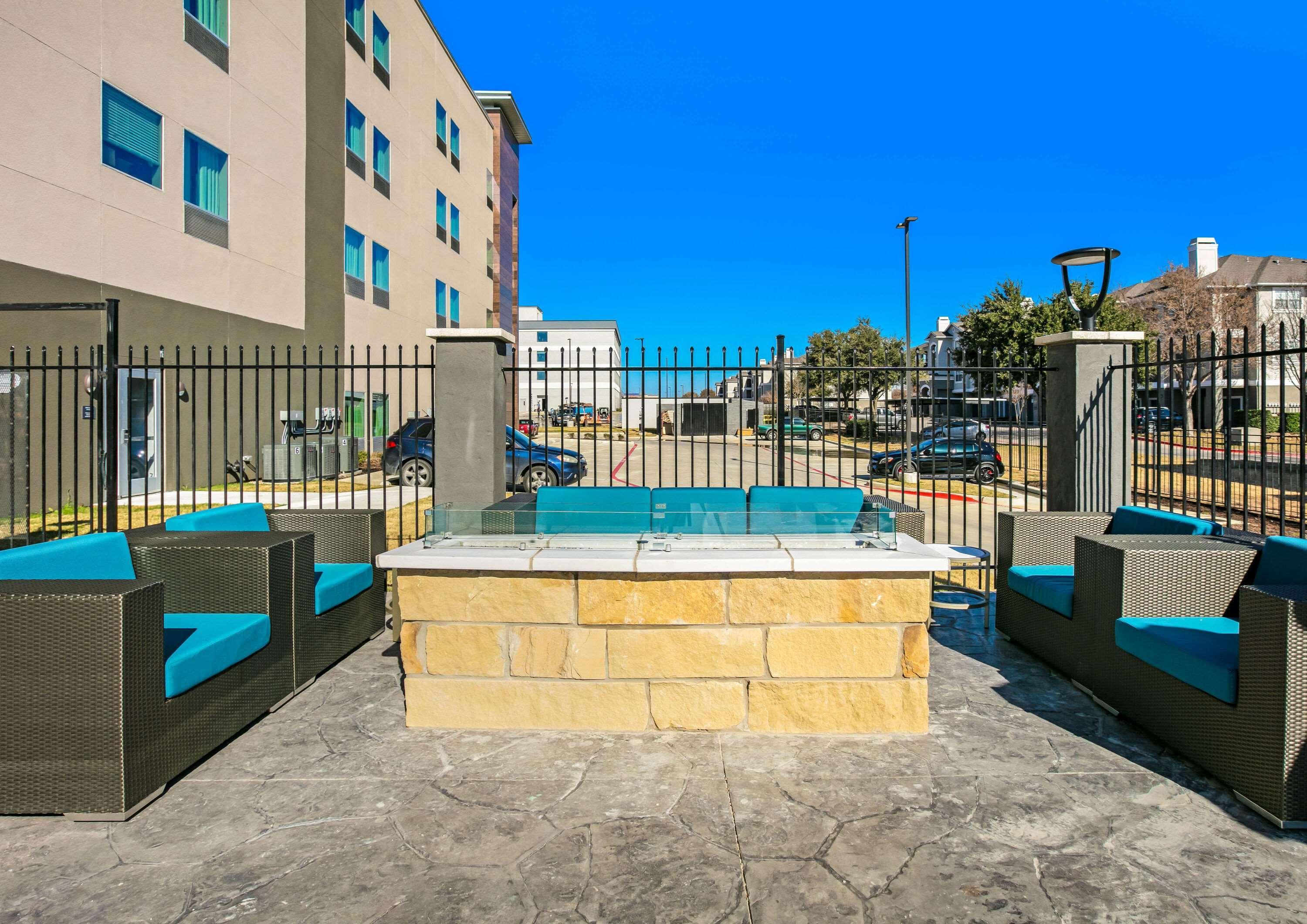 La Quinta Inn & Suites Dfw West-Glade-Parks Euless Bagian luar foto