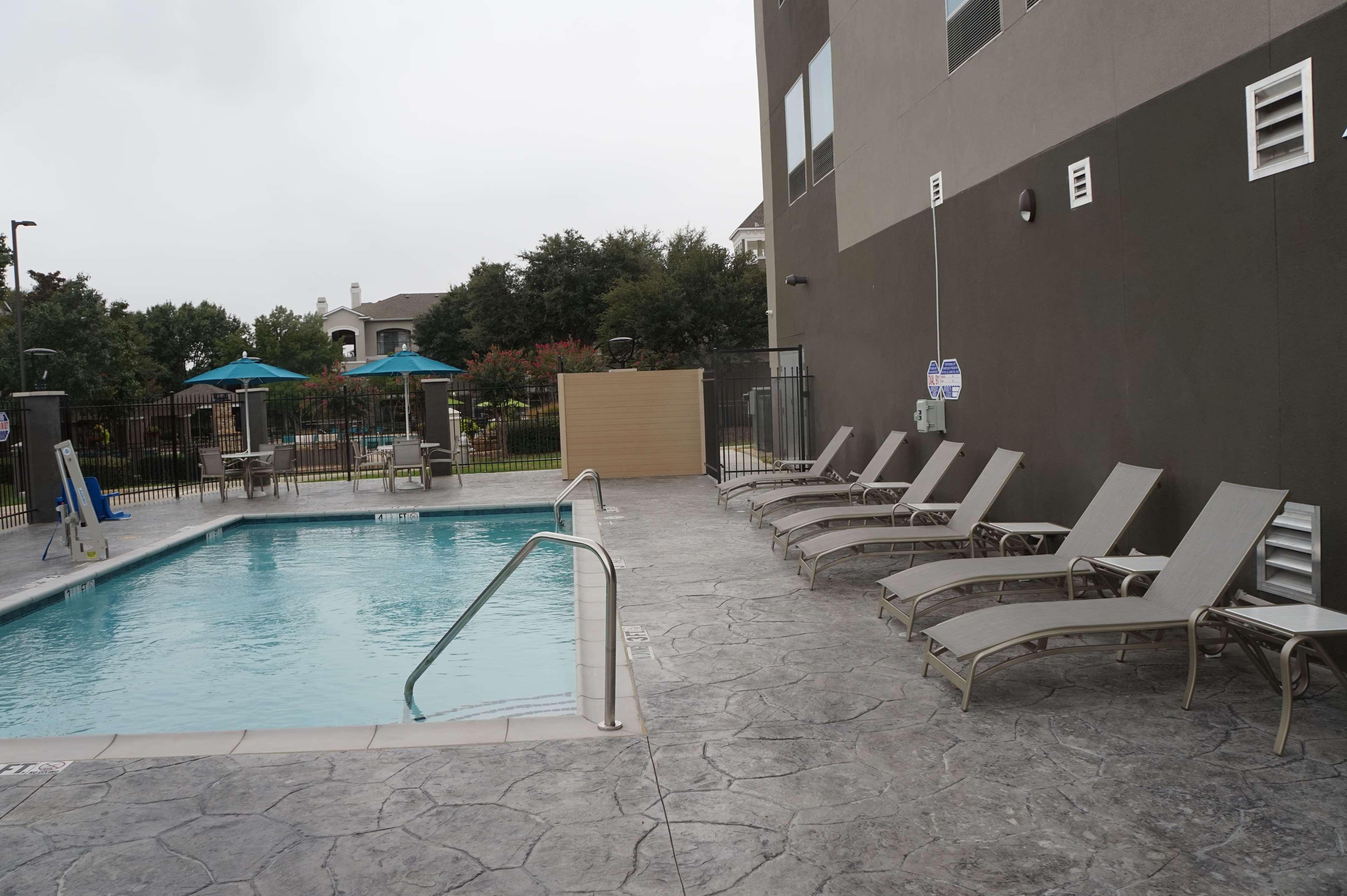 La Quinta Inn & Suites Dfw West-Glade-Parks Euless Bagian luar foto