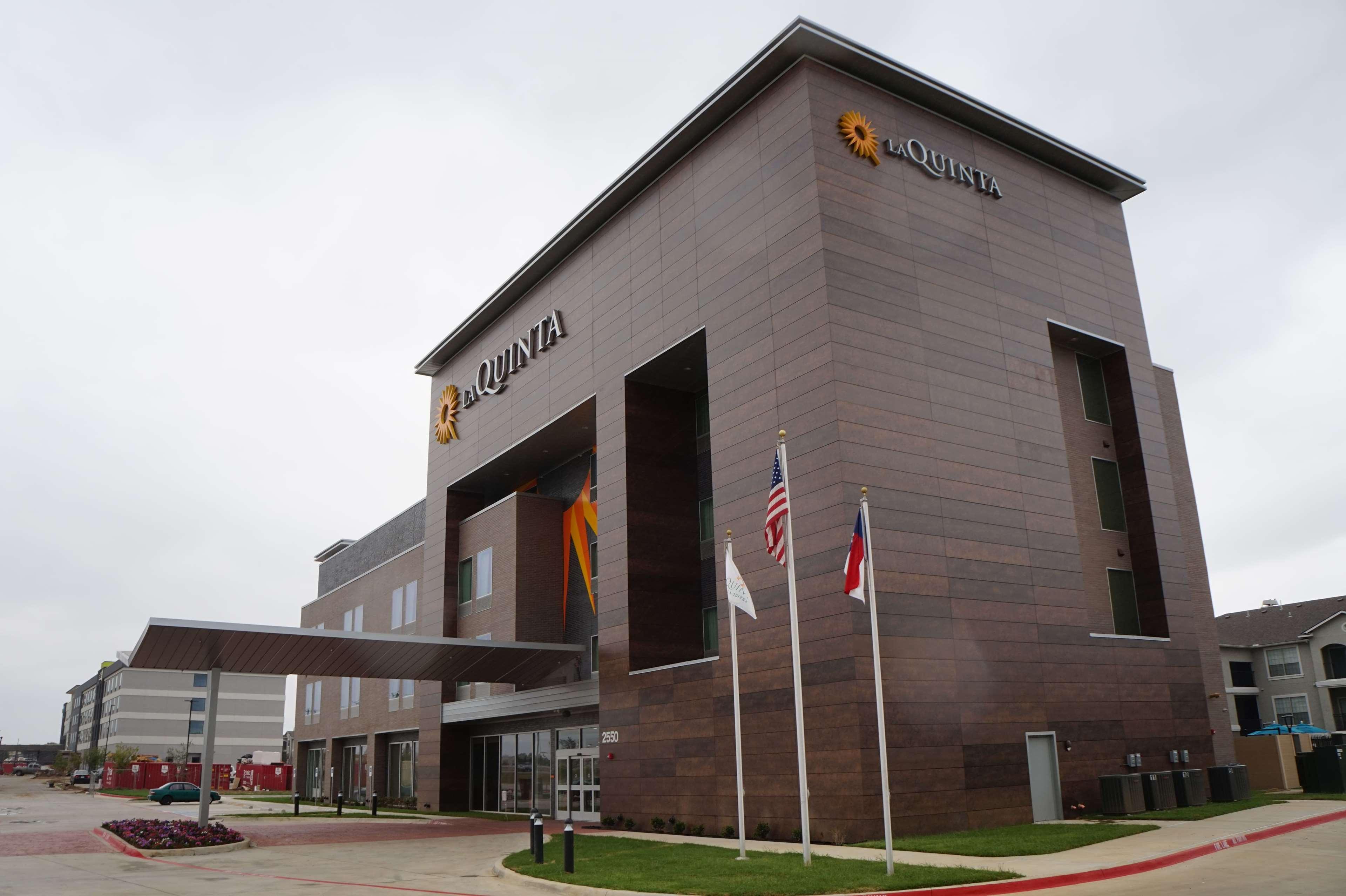 La Quinta Inn & Suites Dfw West-Glade-Parks Euless Bagian luar foto